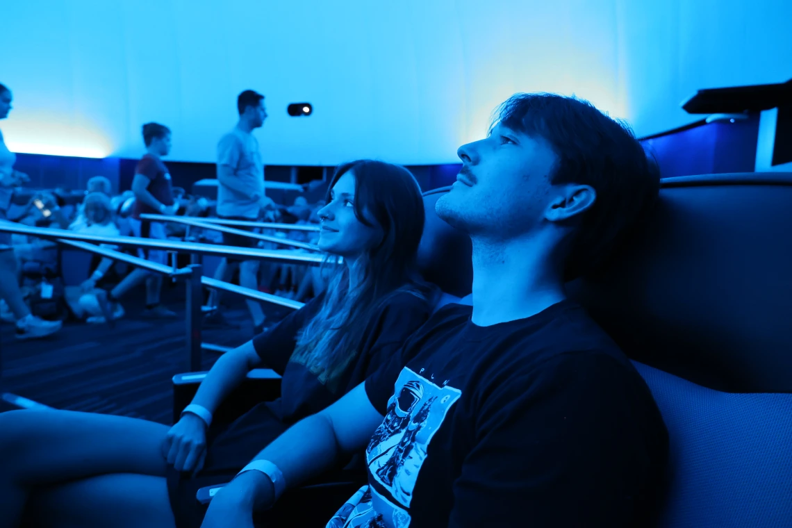 Couple-in-the-planetarium